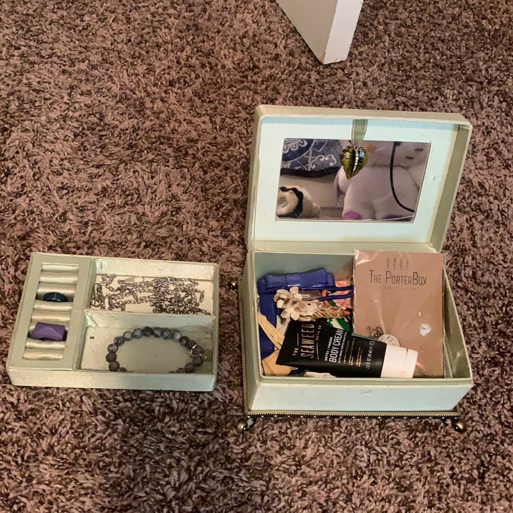 Jewelry box and jewelry